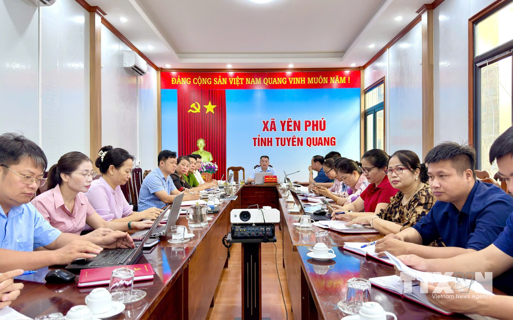 Một buổi họp trực tuyến của đại biểu tại điểm cầu xã Yên Phú. (Ảnh: TTXVN) Một buổi họp trực tuyến của đại biểu tại điểm cầu xã Yên Phú. (Ảnh: TTXVN)